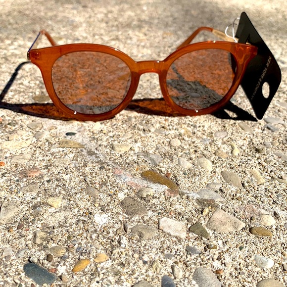 New York & Company Accessories - 🕶️ NEW New York & Company Round Fashion Sunglasses